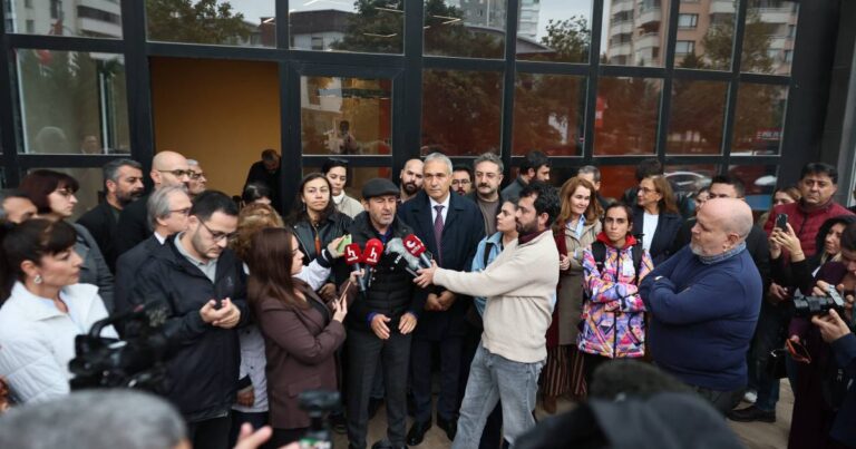 Forças policiais da Turquia tomam o controle de canal de TV ligado à oposição