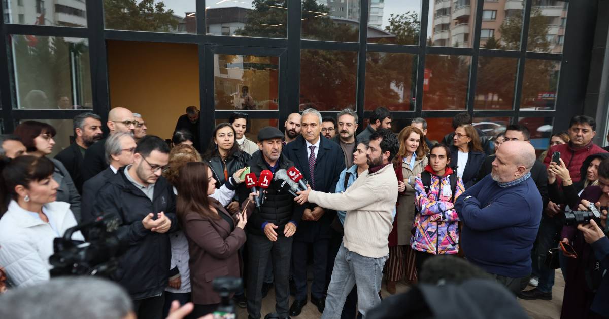 Forças policiais da Turquia tomam o controle de canal de TV ligado à oposição