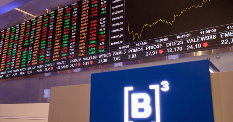 Ibovespa recua com atenção voltada para economia externa e cenário político