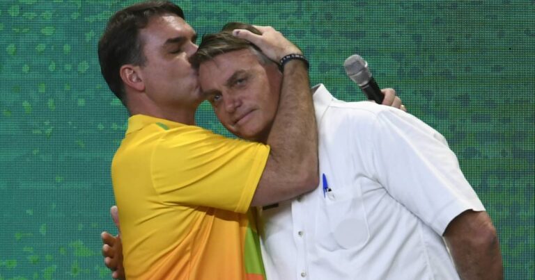 O desafio político nas visitas de Flávio a Jair Bolsonaro